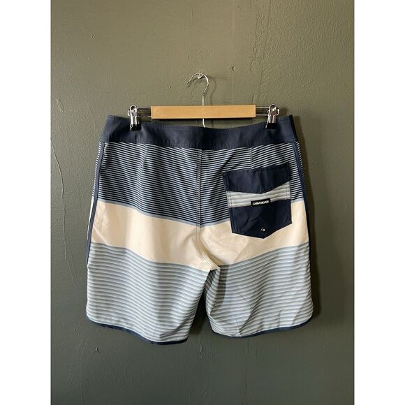 Quiksilver Highline Mens Hybrid Boardshorts NWT Size 33 - Picture 2 of 3